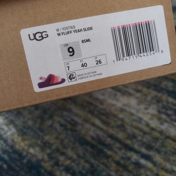 SOLD- Ugg Fluff Yeah Slide in Berrylicious - Picture 9 of 9